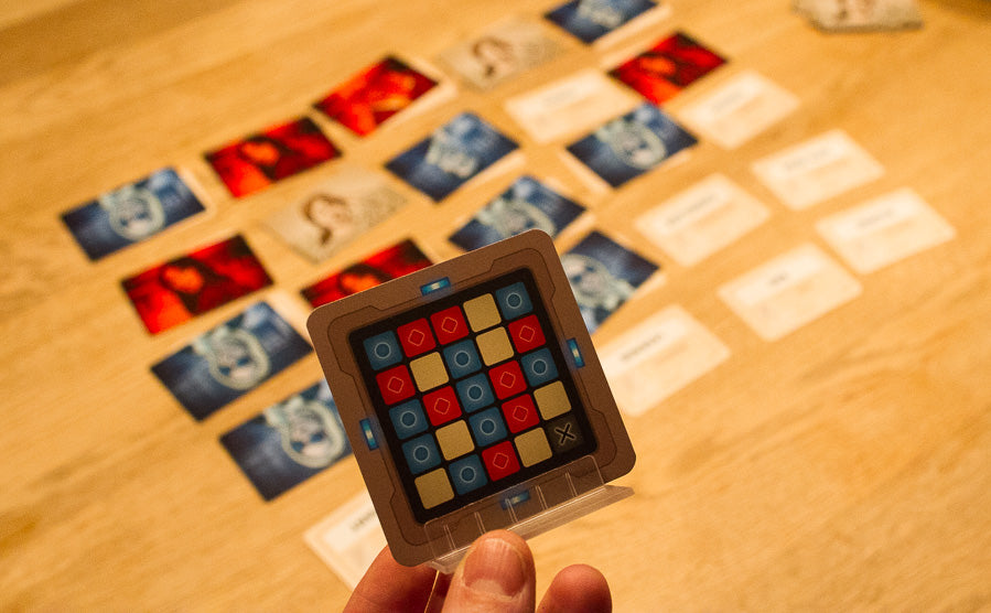 Codenames - Selskabsspil - 2-8 Spillere - Fra 15 År